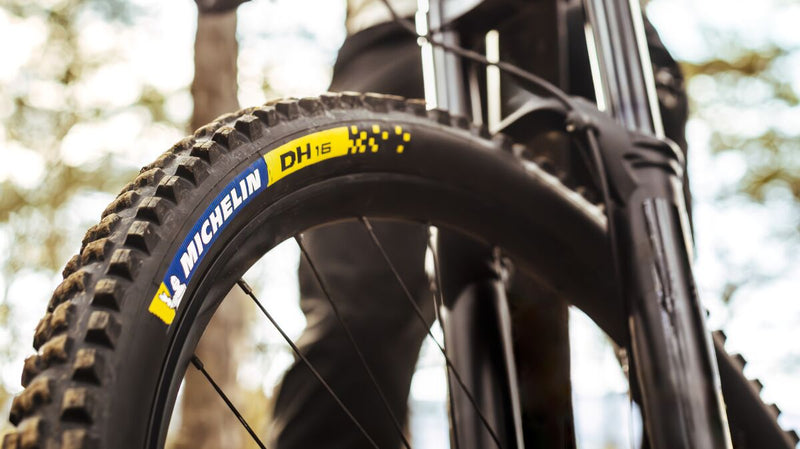 DH 16 Racing Black - 29" x 2.40"