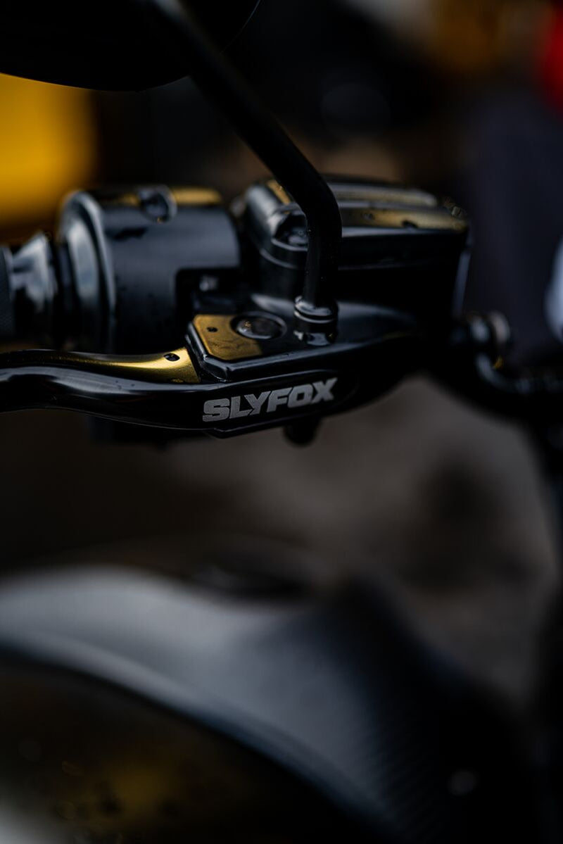 Hand Levers Black / Polished For Harley Davidson FLHR 1750 2017-2018